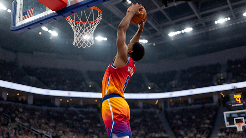 NBA篮球比赛中球员空中扣篮的精彩瞬间